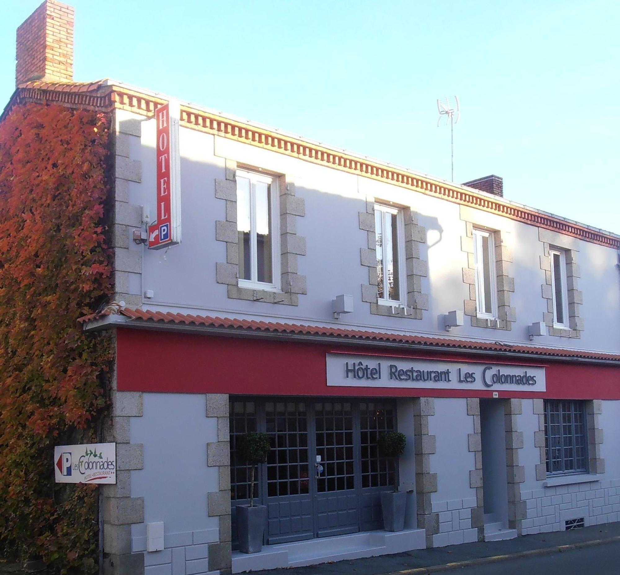 Hôtel-restaurant Les Colonnades Saint-Fulgent Exterior foto